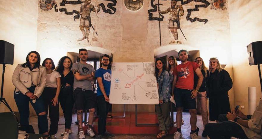 Alumnos de diseño exponiendo su propuesta