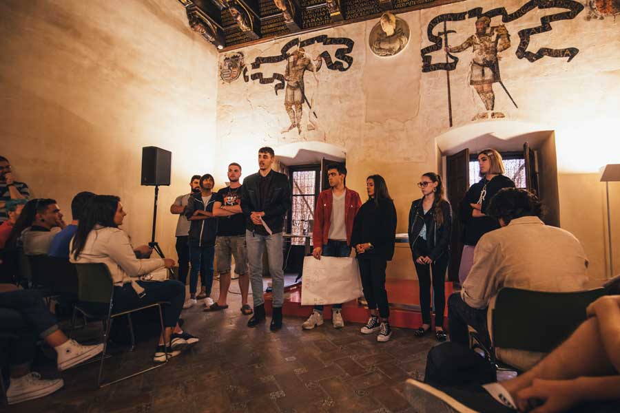Laboratorio de ideas en el Museo Casa de los tiros Grupo de estudiantes de diseño presentando sus propuestas