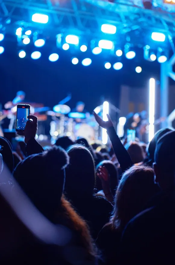 Personas grabando un concierto